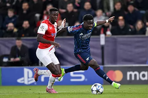 دقيقة بدقيقة.. أرسنال 1-0 سلافيا براج.. ساكا يسجل من ركلة جزاء (صور)